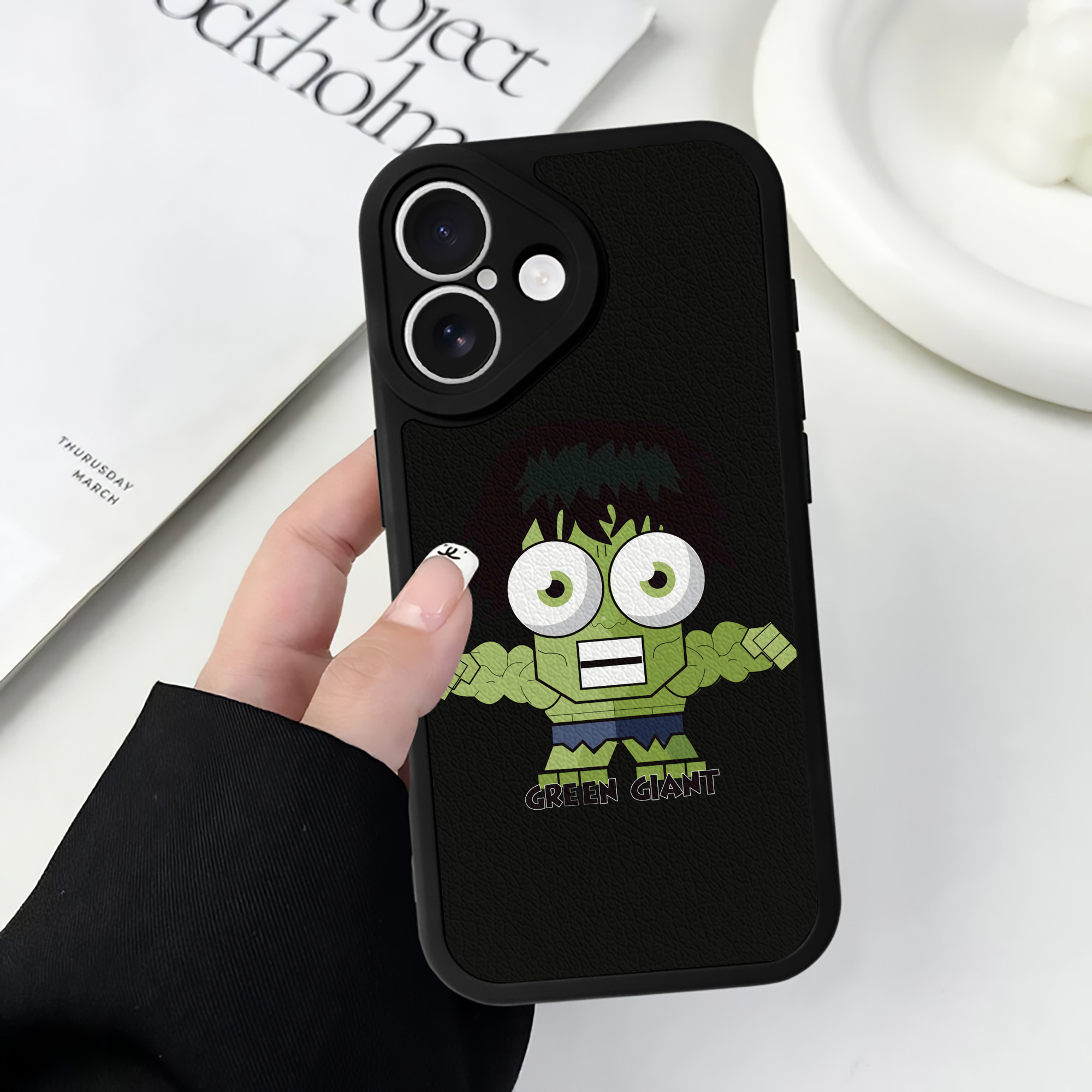 （画像用） アベンジャーズ The Avengers 【iPhone 16シリーズ対応】シリコンスマホケース（レザー調） 材質：シリコン